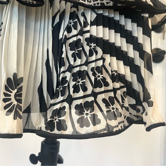 Vintage 2 piece silk skirt &jacket set, intricate quilting, sequins, b/w, szM - Picture 11 of 16